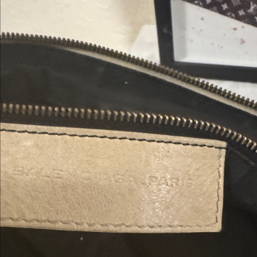 Balenciaga Leather Shoulder Bag - Picture 9 of 11